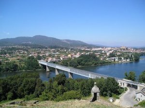 Puente Internacional Tui / Fuente http://regadas-mirinconenelmundogalicia.blogspot.com